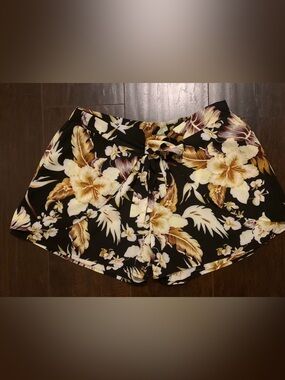 Black Floral Tie-Front Women's Shorts